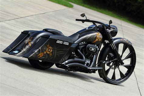Bagger harley davidson - With a 65-inch wheelbase, the Harley-Davidson Bagger needs a lot of lean angle to turn, which requires cornering clearance gained by raising the bike a bunch. Footpegs are 18.8 inches off the ...